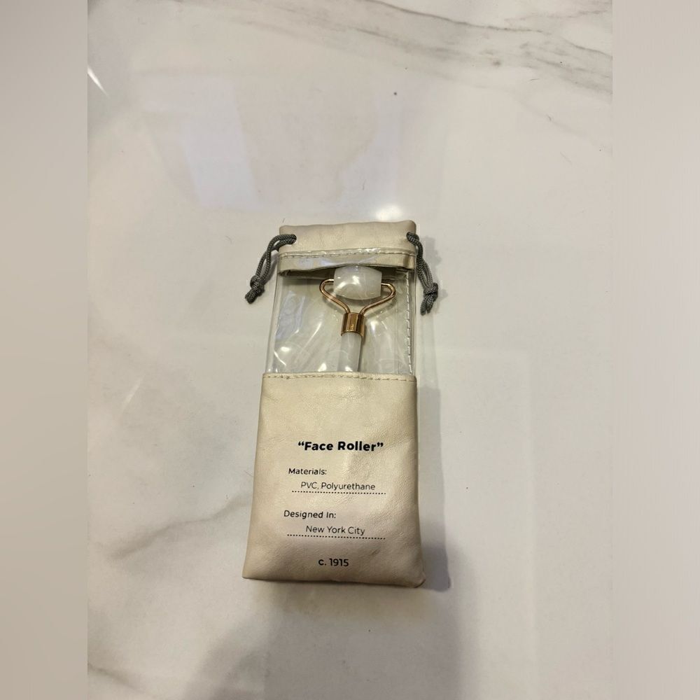 Face roller with a little bag #18